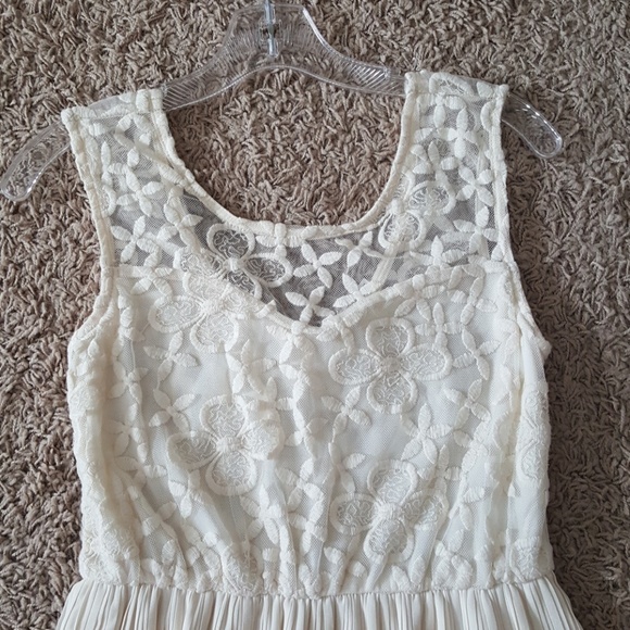 Sleeveless Ivory/Cream Dress - Picture 2 of 6